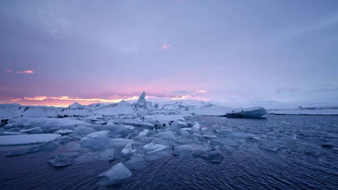WS宁静的场景冰山漂浮在海洋上，约库尔萨隆泻湖，冰岛
