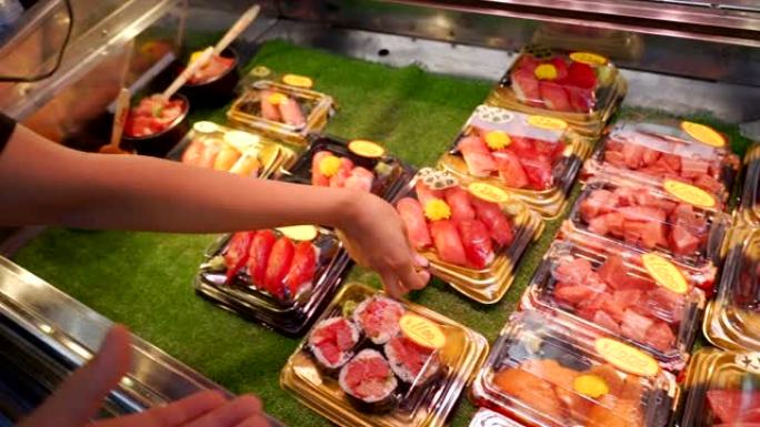 在日本鱼市场购买寿司的人的手。
