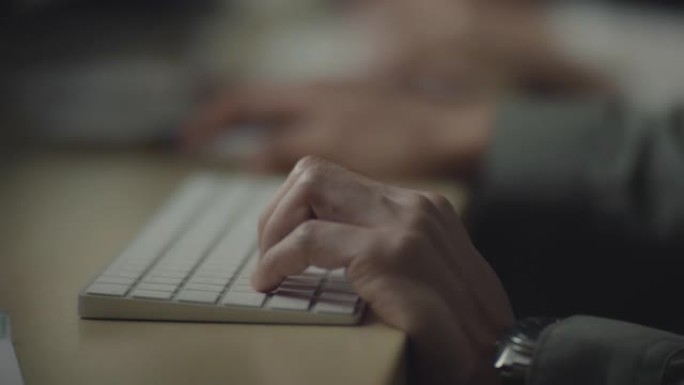 手特写: 女商人在电脑键盘上打字