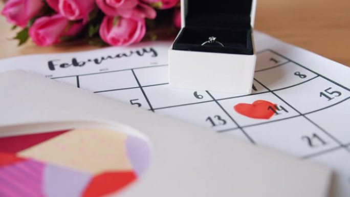 用鲜花、戒指、卡片和日历庆祝情人节