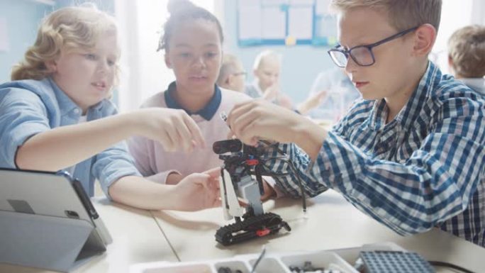 小学机器人教室: 一群不同的孩子一起建造和编程机器人，作为一个团队交谈和工作。儿童学习软件设计和创意