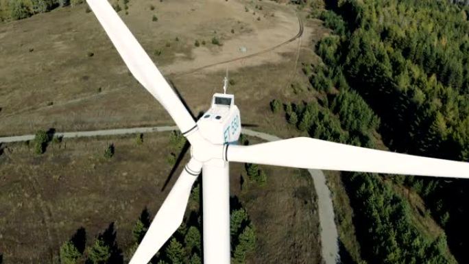 一台大型风力涡轮机旋转。替代能源概念。