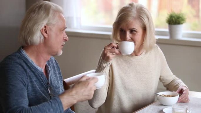 老年配偶在家里喝早间咖啡，交谈愉快