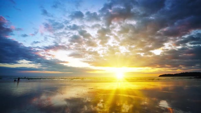 海上日落。假日。天空。远岛。太阳。