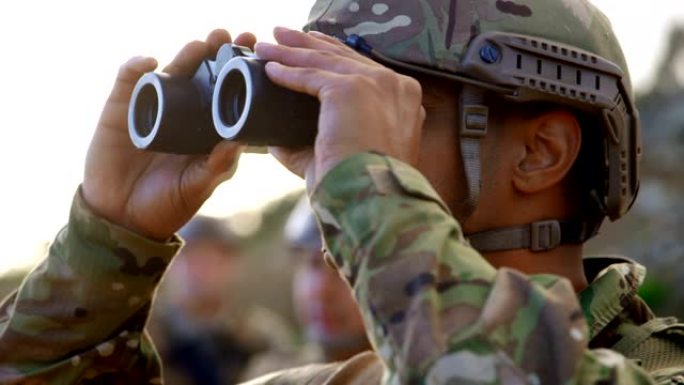 年轻的高加索军事士兵在军事训练4k时在野外观察的侧视图
