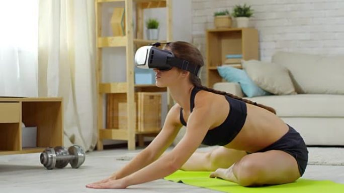 在健身中使用VR技术的女性