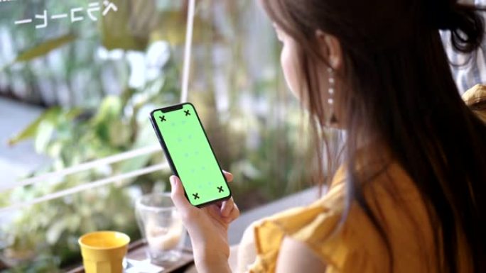 女人使用绿屏手机手机抠像绿幕抠像手机通话