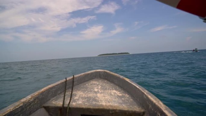 POV木船接近Manemba岛