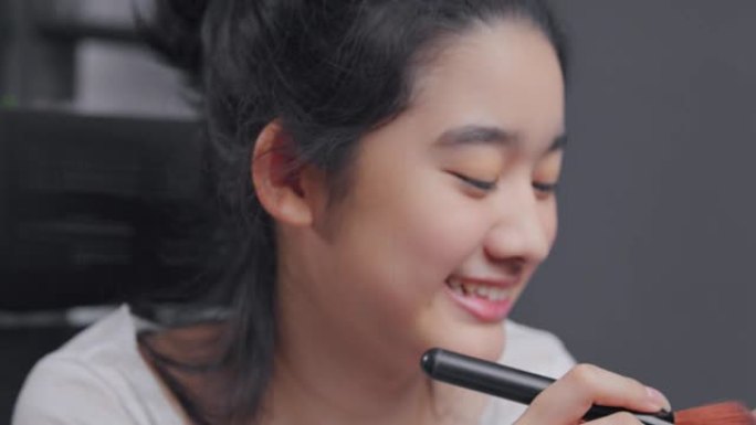 年轻的亚洲有影响力的女孩视频博客演示如何用美容化妆品化妆。她在家里的客厅里用相机记录在线辅导班。社交