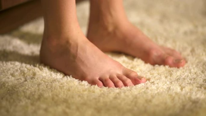 米色地毯上的腿米色地毯上的腿走路柔软家具