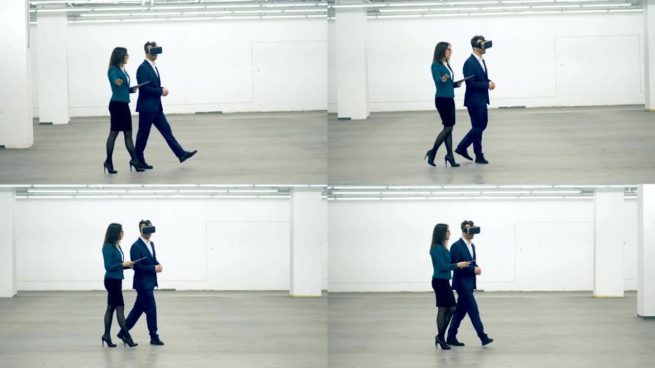 男人和女人一起工作，而男人戴着VR眼镜。