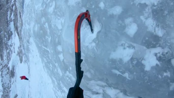 视点: 攀登华丽冰冻瀑布的壮观第一人称视角。