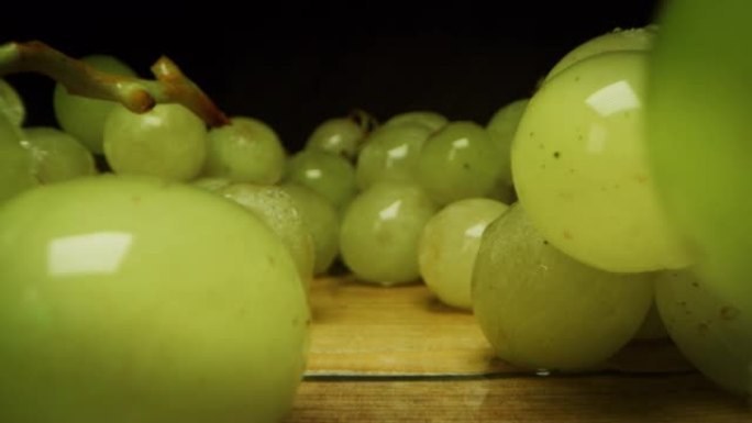 在慢动作的木凳上拍摄葡萄的超级宏观幻灯片。