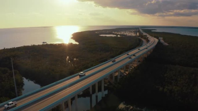 WS汽车在美国佛罗里达州佛罗里达礁岛日落时沿着七英里大桥行驶