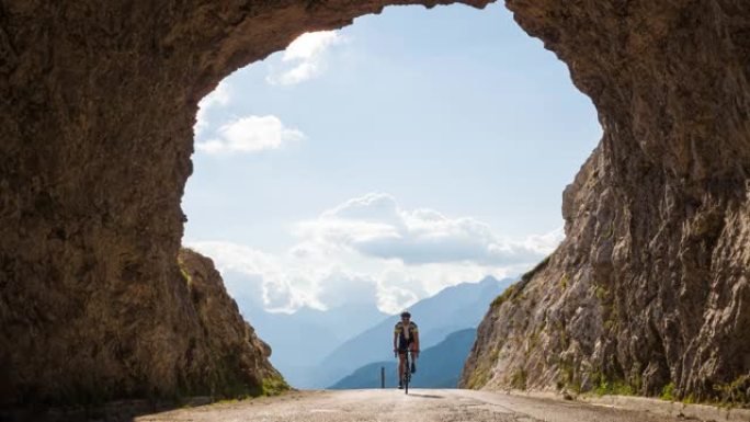 公路骑自行车进入岩石隧道