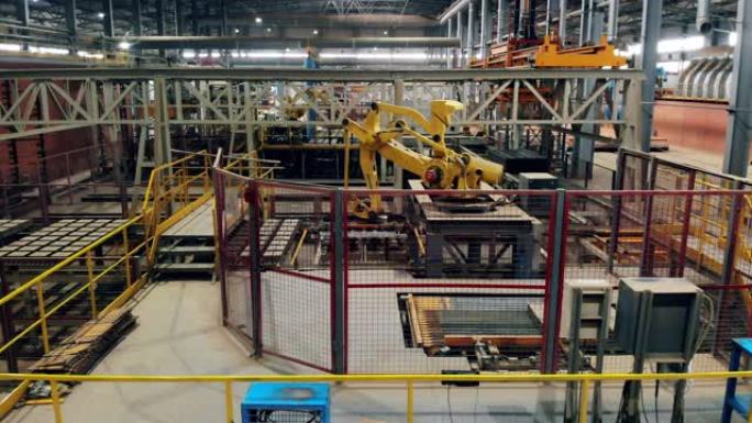 机器人工业综合体、机器人机械手和现代工厂。延时。