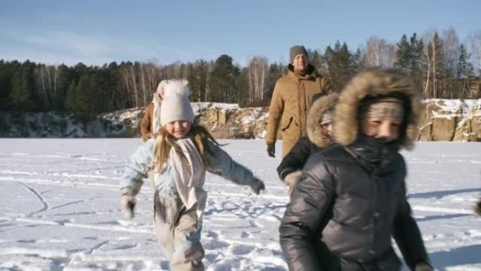 五个孩子在雪中跑步