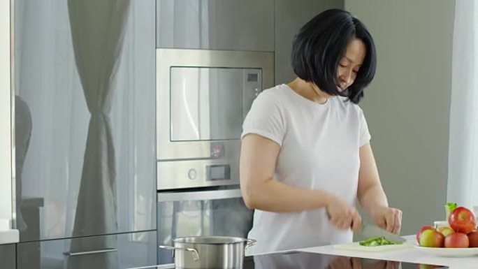 亚洲女性在厨房做饭