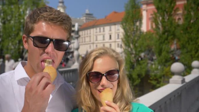 肖像: 快乐的旅行者夫妇在探索卢布尔雅那时吃冰淇淋。