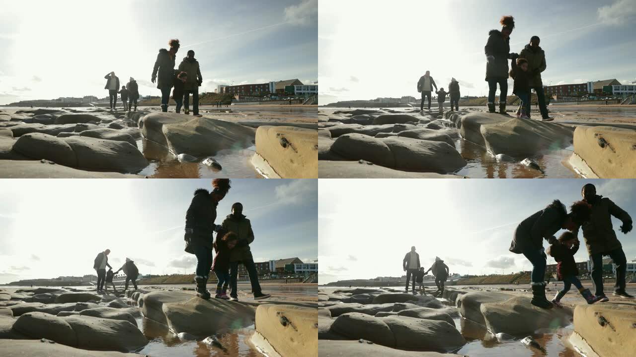 三代家庭在沙滩上散步