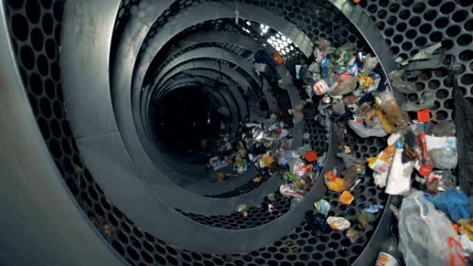 回收中心里有很多垃圾。可回收垃圾在工厂的特殊机器中旋转。