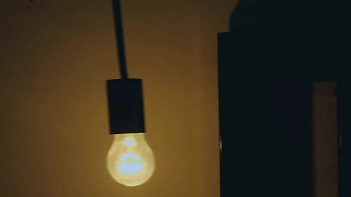 秋千: 黑色背景上的灯泡