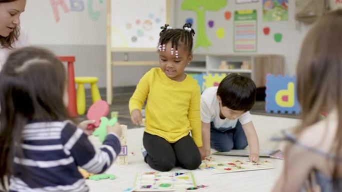 在幼儿园一起玩在幼儿园一起玩小孩外国人笑