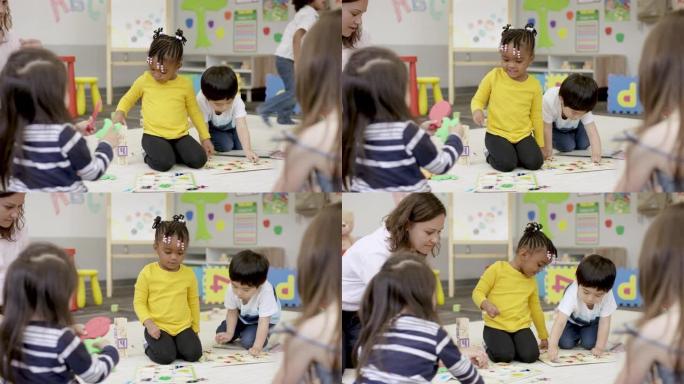 在幼儿园一起玩在幼儿园一起玩小孩外国人笑