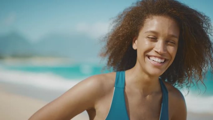 海滩上快乐的非洲裔美国妇女的肖像