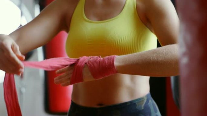 4k健身工作室穿着手包的女拳击手