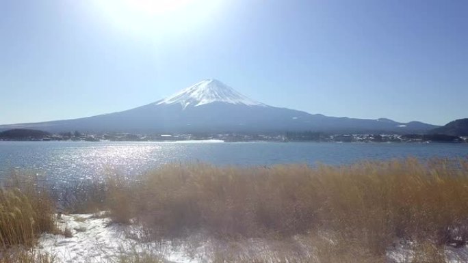 冬季有积雪的富士山日本