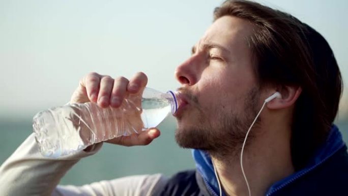 口渴的运动员正在喝水