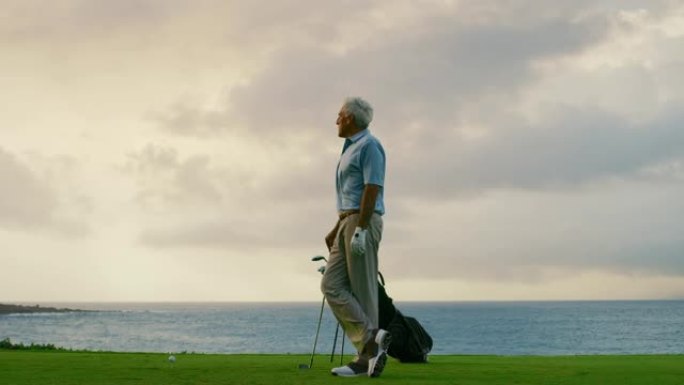 年长英俊的高尔夫球手雄伟地望着外面