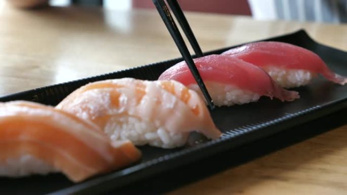 日本妇女在餐厅吃寿司