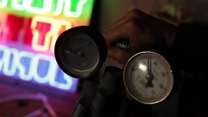 霓虹灯管车间燃气燃烧器压力表。