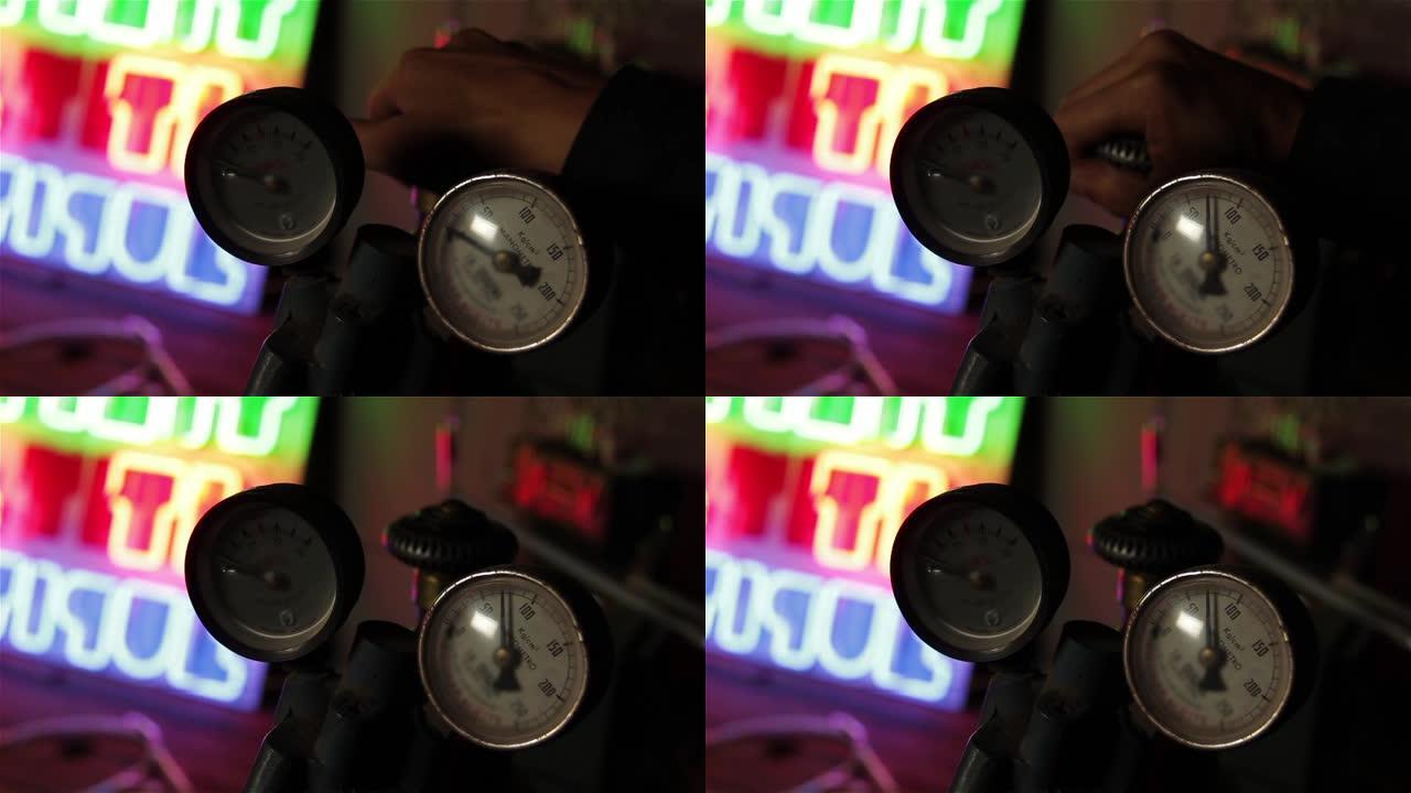 霓虹灯管车间燃气燃烧器压力表。