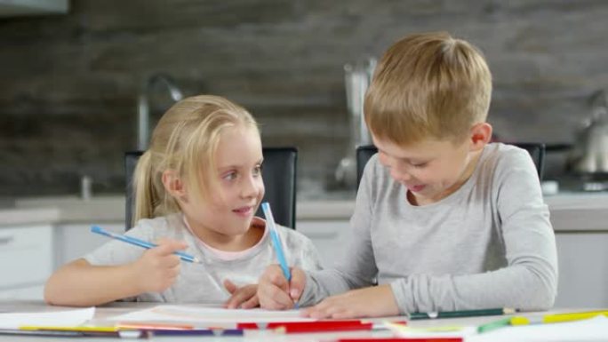 小男孩和女孩用彩色铅笔一起画画