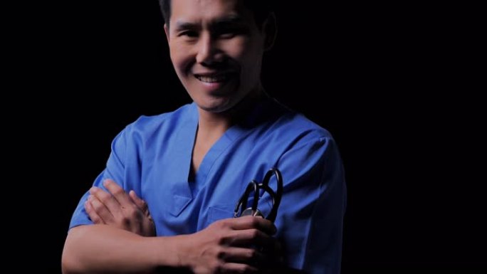 肖像亚洲男性医生的信心，以防止冠状病毒或新型冠状病毒肺炎在黑色背景上流行。医疗，技术，教育，领导，成