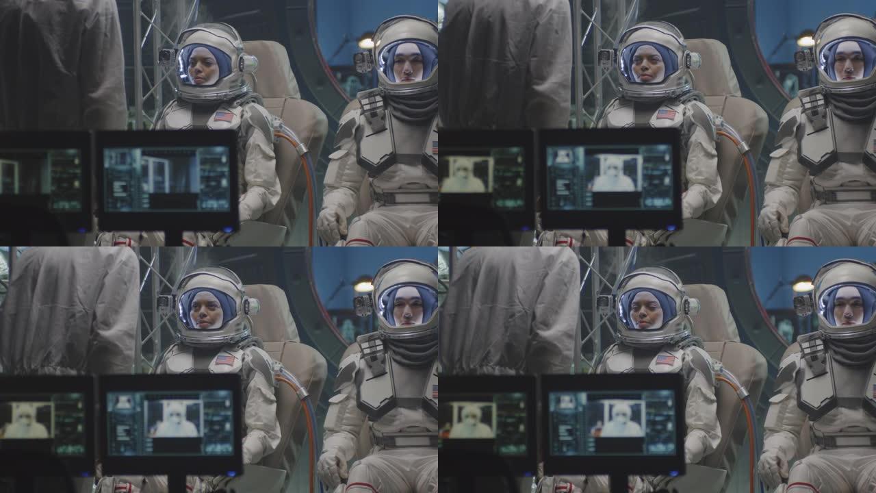 宇航员测试太空服相机