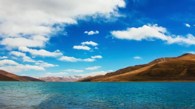 西藏的湖山积雪