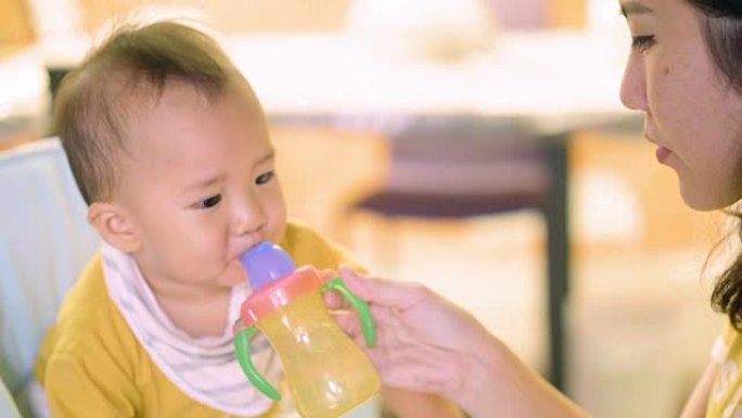 男婴喝奶瓶喂养婴幼儿小宝宝