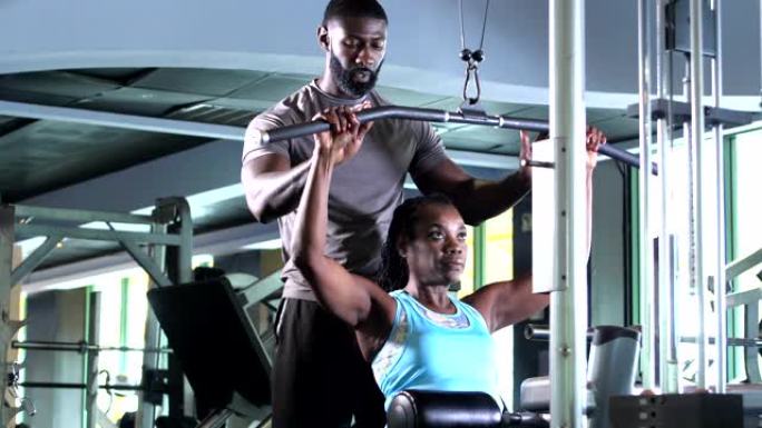 非裔美国妇女在健身房有私人教练
