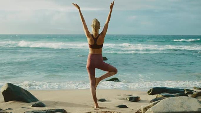日落瑜伽禅瑜伽美女户外海边健身