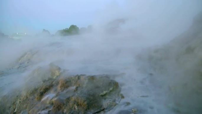 火山景观上的蒸汽上升