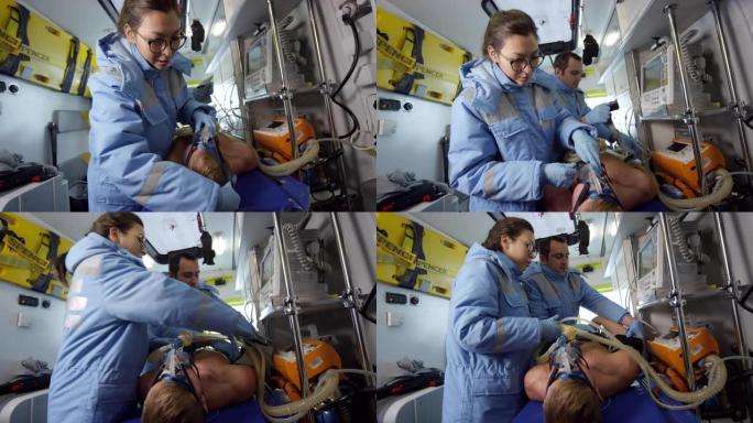 救护人员在救护车内治疗病人