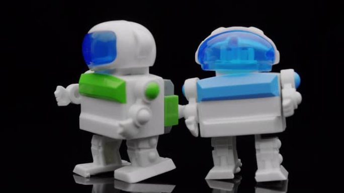 两个玩具机器人在跳舞。