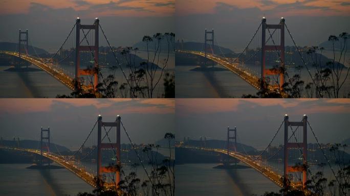 中国香港。青马桥夜景优美，车水马龙。青马大桥建于一九九七年，连接香港的两个岛屿-钦宜和马湾。平移,4