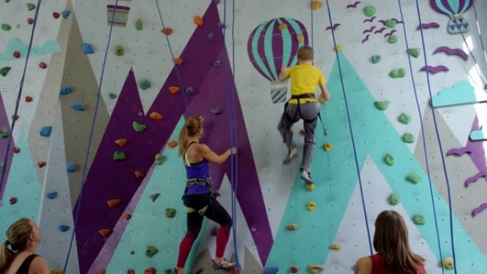 一群高加索登山者在室内墙壁上训练