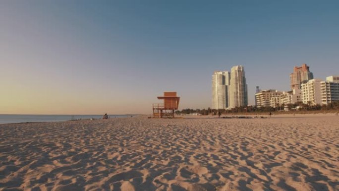 美国佛罗里达州迈阿密海滩阳光宁静海滩上的WS救生员小屋