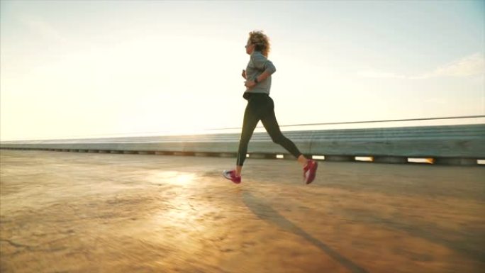 女性跑步。美女外国人运动健身奋斗拼搏